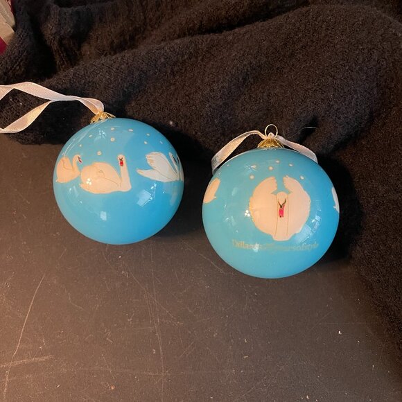 2013 Dillards Seven Swans a-Swimming 7th in Series Christmas Ornament (145) - Picture 1 of 1